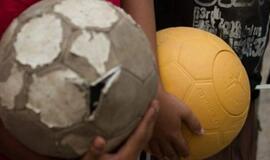 Besivystančių šalių vaikams - nesusidėvintis futbolo kamuolys