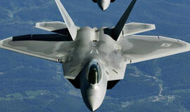 Floridoje netoli greitkelio sudužo naikintuvas