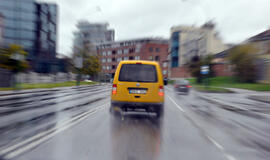 Patarimai automobilininkams: vairavimas lyjant