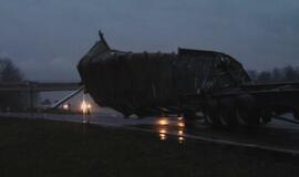 Magistralėje vilkikui tiltas buvo per žemas