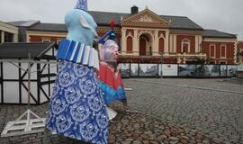 Teatro aikštėje dygsta kalėdinės skulptūros