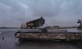 Magistralėje vilkikui tiltas buvo per žemas