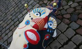 Teatro aikštėje dygsta kalėdinės skulptūros