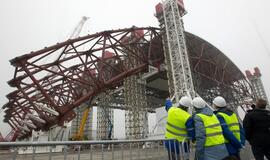 Paruošta pirma skydo dalis pažeistai Černobylio atominei elektrinei uždengti