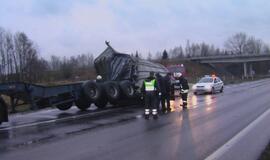 Magistralėje vilkikui tiltas buvo per žemas