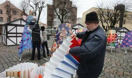 Teatro aikštėje dygsta kalėdinės skulptūros