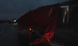 Magistralėje vilkikui tiltas buvo per žemas