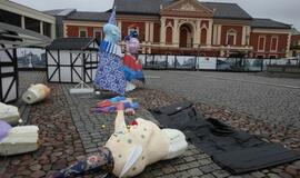 Teatro aikštėje dygsta kalėdinės skulptūros