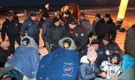 Rusas, amerikietė ir japonas sėkmingai grįžo į Žemę iš Tarptautinės kosminės stoties