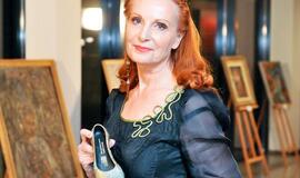 2012 metų Lietuvos moteriai įteikta auksinė kurpaitė