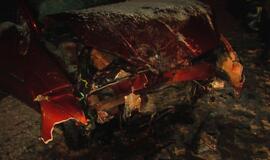 Išslydo į priešingą eismo juostą ir rėžėsi į automobilį