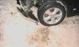 Išslydo į priešingą eismo juostą ir rėžėsi į automobilį
