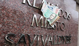 Pinigų daugiau, bet juos suris skolos