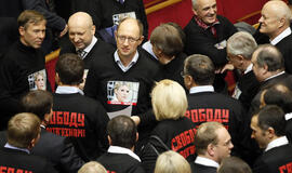 Pirmąjį Ukrainos parlamento posėdį lydėjo protestai ir apsistumdymai