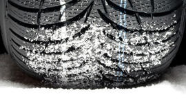 Policija matuos padangų protektoriaus gylį