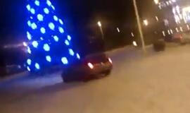 Vilniuje aplink eglutę važinėjęs jaunuolis prisipažino