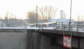 Po naktinės avarijos - sumaitotas Pilies tiltas