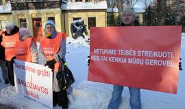 Profsąjungų narių piketas prie teismo