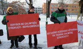 Profsąjungų narių piketas prie teismo