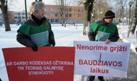 Profsąjungų narių piketas prie teismo