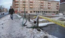 Po naktinės avarijos - sumaitotas Pilies tiltas