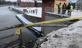 Po naktinės avarijos - sumaitotas Pilies tiltas