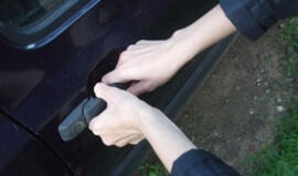 Užpuolikai, pastoję automobiliui kelią, ne tik sumušė, bet ir apvogė jo keleivius