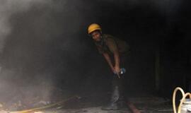 Indijoje per gaisrą nelegalioje prekyvietėje žuvo 14 žmonių