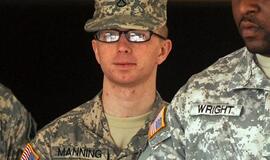 Įtariamasis "WikiLeaks" informatorius Bredlis Meningas pripažino dalį kaltinimų