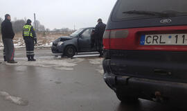 Moteris nesugebėjo aplenkti sukusio automobilio