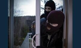 Nepavykusiame apiplėšime dužo stiklainis agurkų