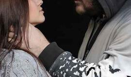 Pagrobė radiją, žvakidę, gėlės stovą, keptuvę, raktus, samtį, peilį...