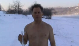 Rekordas: švėkšniškis maudėsi esant minus 30 (video)