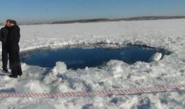 Rusija: narai neaptiko meteorito pėdsakų Čeliabinsko srities Čebarkulio ežere