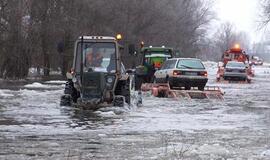 Šilutės-Rusnės kelio apsemtame ruože vandens lygis pakilo per 20 cm, eismas draudžiamas