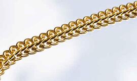 30 metų mergina atėmė auksinę grandinėlę