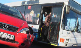 Avarijos metu sužalotas autobuse važiavęs senolis