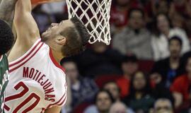 Donatas Motiejūnas per rungtynes su "Mavericks" pelnė 8 taškus