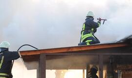 Gariūnuose užsiliepsnojo medinis namas