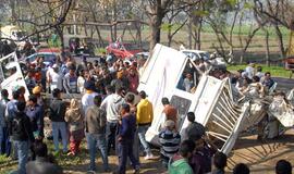 Indijoje mokykliniam autobusui susidūrus su sunkvežimiu, žuvo 12 vaikų ir vairuotojas