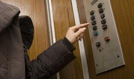 Įsitempė į lifto kabiną, prismaugė ir apiplėšė