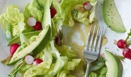 Pavasarinės salotos su šviežiais ridikėliais, avokadais ir garstyčių padažu