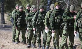 Kariai tobulina šaudymo įgūdžius