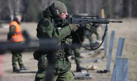 Kariai tobulina šaudymo įgūdžius