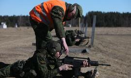 Kariai tobulina šaudymo įgūdžius