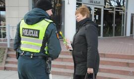 Uostamiesčio pareigūnai moterims dovanojo gėles