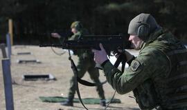 Kariai tobulina šaudymo įgūdžius