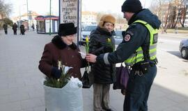 Uostamiesčio pareigūnai moterims dovanojo gėles
