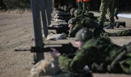 Kariai tobulina šaudymo įgūdžius