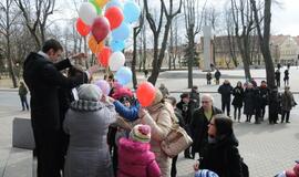 Teatrinėje misijoje "Balionai" į dangų pakilo 100 balionų